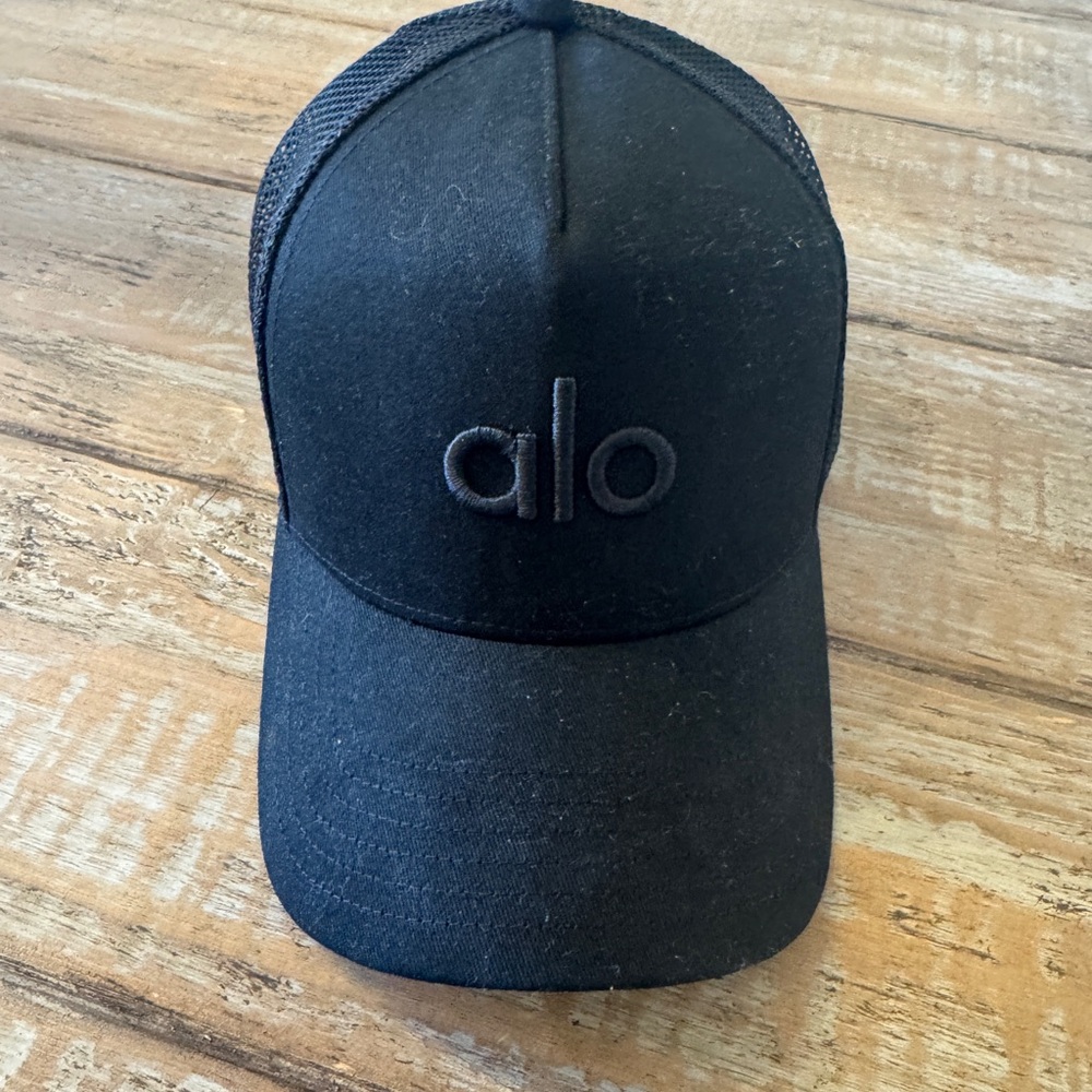 Alo yoga district trucker hat. Black. Worn once. Like new